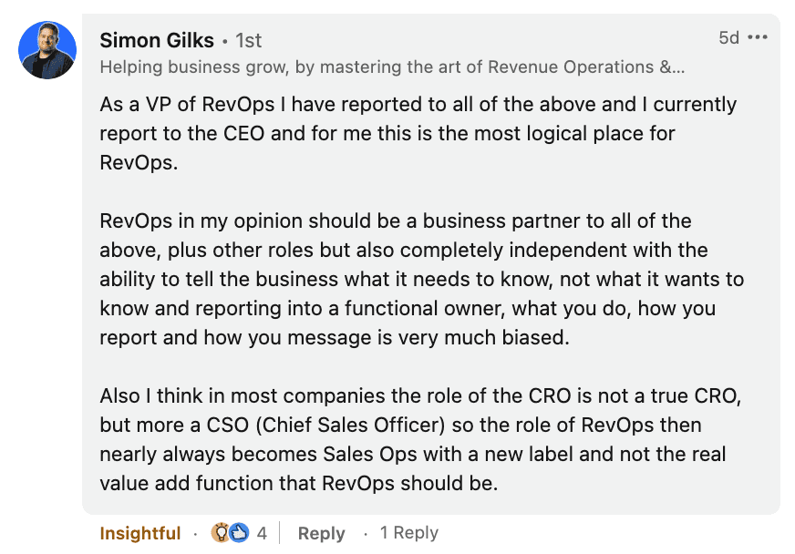 LinkedIn-reactie van Simon Gilks, een VP of RevOps die toen aan de CEO rapporteerde, die stelt dat RevOps een onafhankelijke businesspartner moet zijn en dat de meeste CRO's eigenlijk chief sales officers zijn