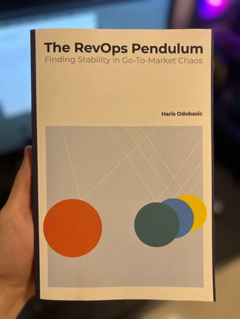 Het boek "The RevOps Pendulum"